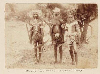 Anonyme Aborigènes de 1898 Trois tirages albuminés montés. Deux vues légendées à...