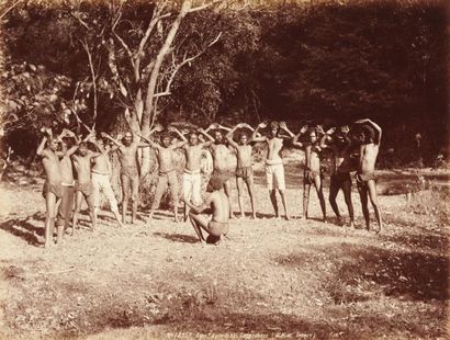 Henry KING Aborigènes, Corroboree, Australie Vers 1885-1890 Trois tirages albuminés...