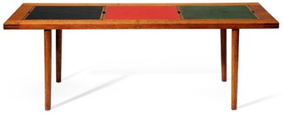 TRAVAIL DANOIS Table basse Teck et linoléum Vers 1950 H_50 cm L_142 cm P_55,5 cm
