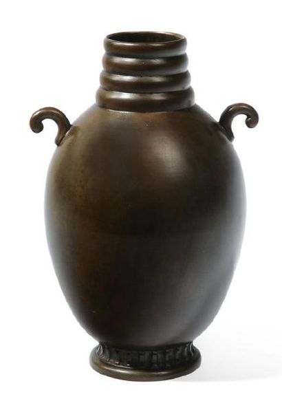 JUST ANDERSEN (1884-1943) Vase à anses Bronze Signé Vers 1930 H_21 cm D_15 cm
