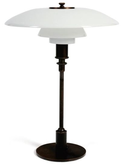 POUL HENNINGSEN (1894-1967) Lampe de table PH31/2/2 
Laiton bruni et opaline 
Estampillée...
