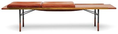 FINN JUHL (1912-1989) Banc - table basse Teck, métal et laiton Vers 1950 H_45 cm...