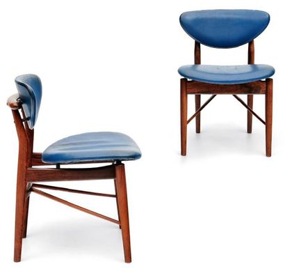 FINN JUHL (1912-1989) Paire de chaises 108 Palissandre et cuir bleu Réalisées par...