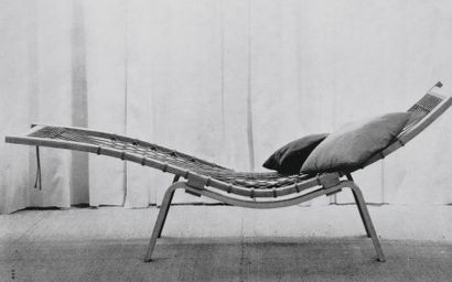 HANS J. WEGNER (1914-2007) Chaise longue Hammock chair Chêne, cordage tréssé et laiton...