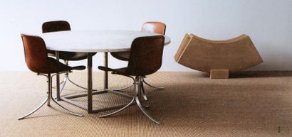 POUL KJAERHOLM (1929-1980) Suite de huit chaises PK9 Acier nickelé mat et cuir brun...