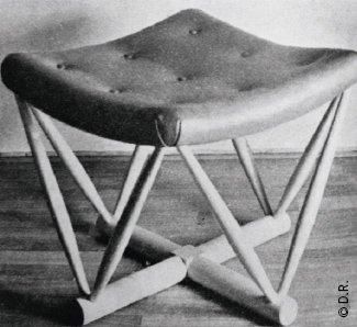 MOGENS LASSEN (1901-1987) Rare paire de tabourets Triangle Chêne fumé et cuir naturel...