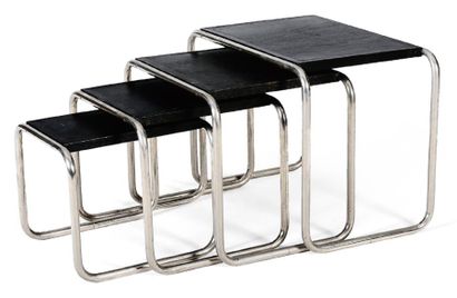 MARCEL BREUER (1902-1981) Suite de quatre tables gigognes Acier chromé tubulaire...