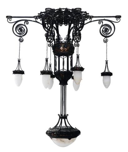 TRAVAIL FRANÇAIS Lustre Art nouveau Fer forgé, albâtre Vers 1900 H_185 cm L_125 cm...