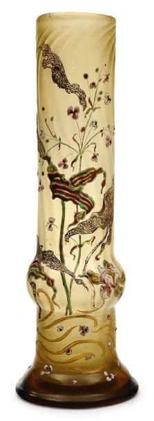 CRISTALLERIE GALLÉ Grand vase Verre multicouches soufflé, à décor floral Signature...