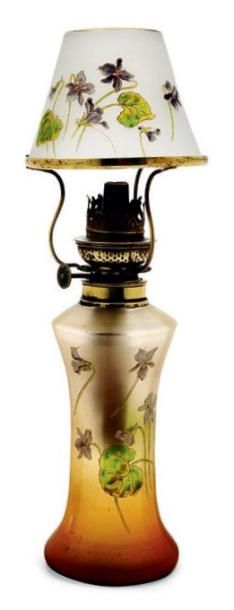 LEGRAS Lampe à pétrol Verre muticouches à décor floral Vers 1900 H_36 cm