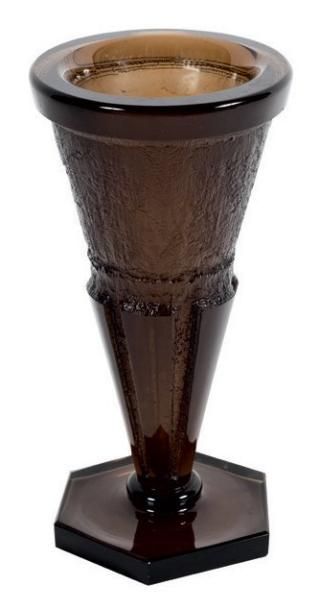 DAUM Vase Verre teinté marron Vers 1920 H_27,3 cm