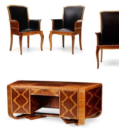 MAISON DE COENE Bureau et trois fauteuils Bois exotiques et cuir Vers 1935 Bureau:...