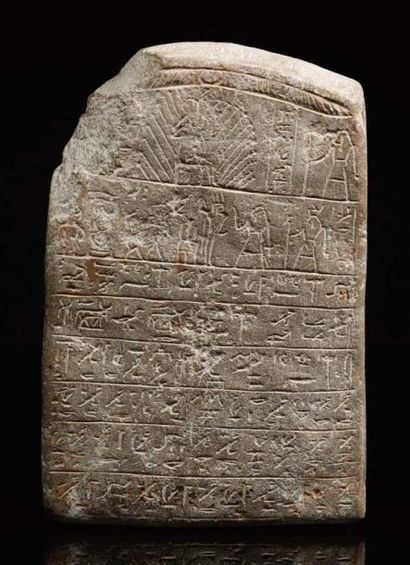  Stèle magique d'Horus sur les crocodiles. Recto: Horus est figuré nu, de face, coiffé...