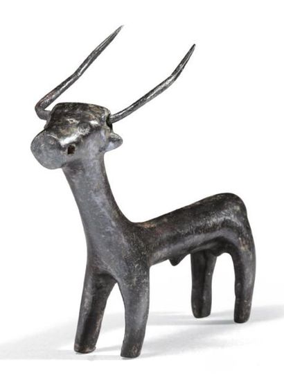 null Statuette représentant un taureau stylisé, les cornes amovibles largement développées....