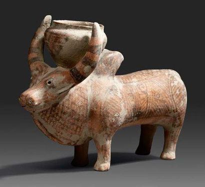 null Statuette de culte représentant un taureau à bosse, les cornes largement développées,...