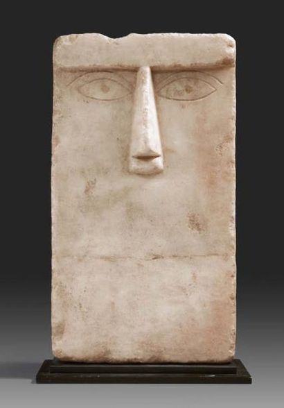 null Stèle iconique. Stèle rectangulaire sculptée au sommet d'un visage de face stylisé....