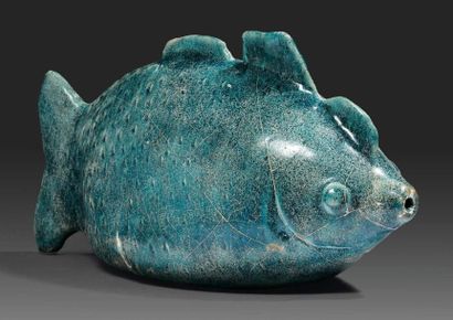 null Rare vase en forme de poisson, les écailles figurées par des incisions et la...