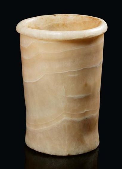 null Vase à corps cylindrique dont la base est légèrement rétrécie, et se termine...