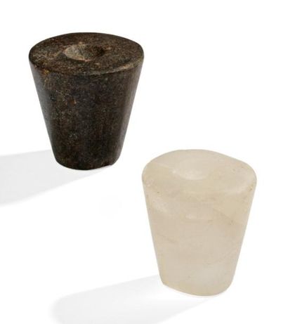 null Ensemble composé de deux vases godets de l'Oup-Rô. Ils sont de forme tronconique,...