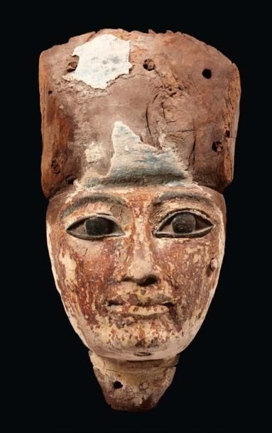 null Masque de sarcophage représentant le visage d'un homme à la carnation rouge,...