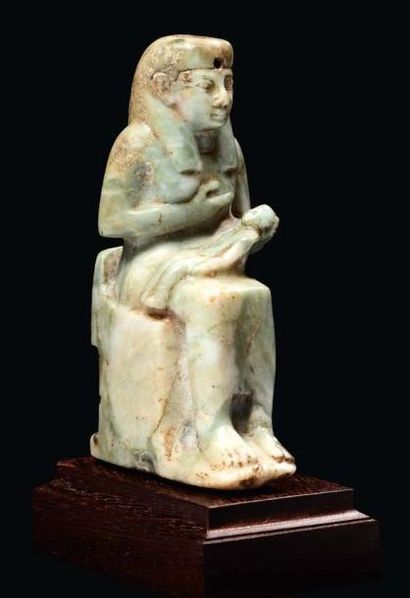 null Isis Lactans. Statuette représentant la déesse Isis assise sur un trône, vêtue...