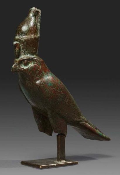 null Statuette votive représentant le dieu Horus. Il est sous la forme du faucon,...