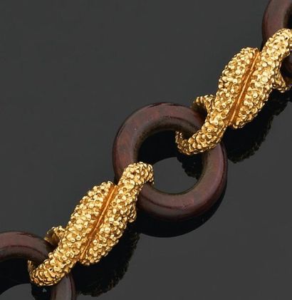 Frohmann Bracelet souple à anneaux de bois exotique retenus par des liens en or matricé....