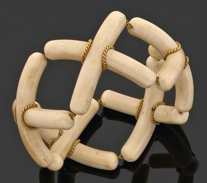 null Bracelet à croisillons d'ivoire articulés et soulignés d'une fine torsade en...