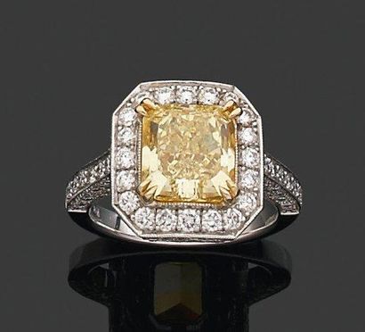null Importante bague ornée d'un diamant radiant fancy colour intense yellow dans...
