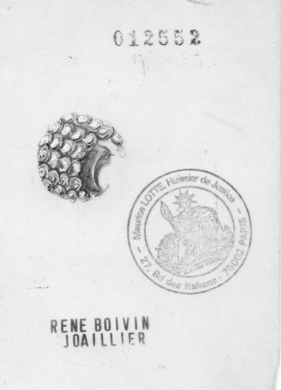 René Boivin 2005 Modèle «quatre corps». Paire de clips d'oreilles de forme bombée...