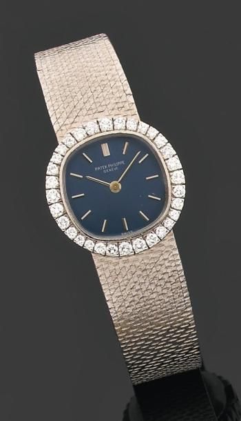 Patek-Philippe. Années 1980 Montre-bracelet de dame en or gris à boitier elliptique...