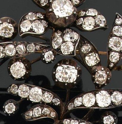 null Magnifique broche en forme de branche fleurie richement sertie de diamants brillantés....