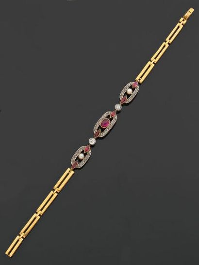 null Bracelet articulé en or à longs maillons sertis de diamants taillés en rose...