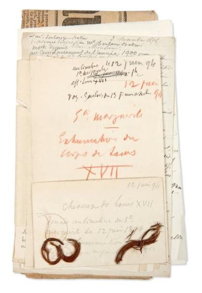 null [LOUIS XVII (1785-1795)]. Mèche de cheveux dans une enveloppe. Émouvante relique....