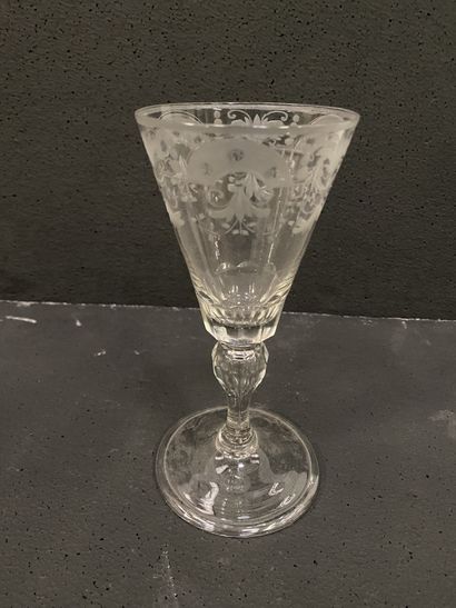 null Partie de service de verres en cristal à décor incisé comprenant 1 seau à glace,...