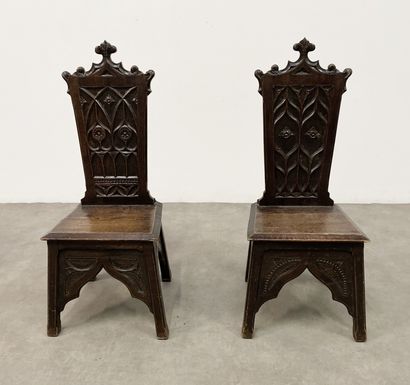 null Paire de chaises en bois verni de style néogothique (dossiers fragilisés). 

H_114...