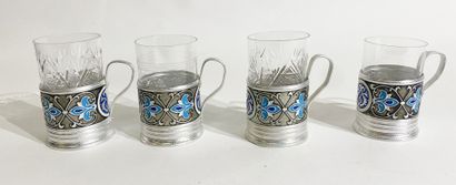 null Lot de 4 porte-verres à thé en métal émaillé bleu et blanc. 

Russie, XXe siècle....