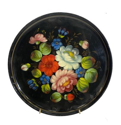 null Lot de 3 plateaux ronds en métal laqué polychrome à décor de fleurs. 

Russie,...