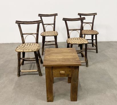 null Quatre petites chaises en bois à assise paillée. Travail rustique du XXe siècle...