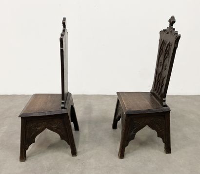 null Paire de chaises en bois verni de style néogothique (dossiers fragilisés). 

H_114...