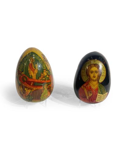 null Lot de 2 œufs en bois recouvert de papier mâché laqué à décor de scènes religieuses...