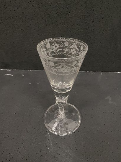 null Part of service of crystal glasses with incised decoration including 1 bucket...