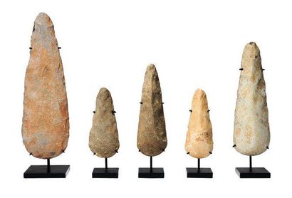 null Collection de cinq pierres utilitaires néolithiques montées sur socle H_19 à...