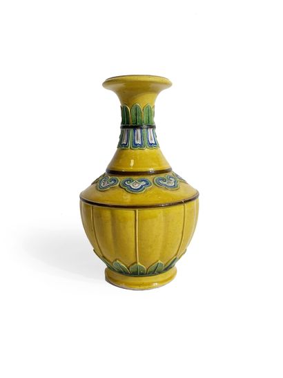 Chine. Vase en porcelaine à fond jaune. 
XIXe...