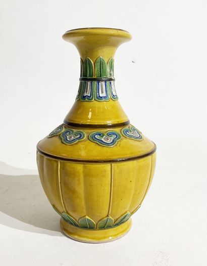 null Chine. Vase en porcelaine à fond jaune. 

XIXe siècle. 

H_23 cm