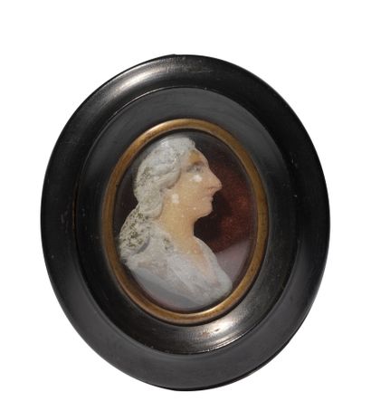 Louis XVI. Profil en cire polychrome figurant...