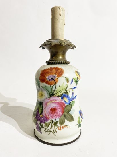 null Lampe à pétrole en porcelaine à décor d'un bouquet de fleurs (H_19 cm) et un...