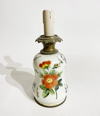 null Lampe à pétrole en porcelaine à décor d'un bouquet de fleurs (H_19 cm) et un...