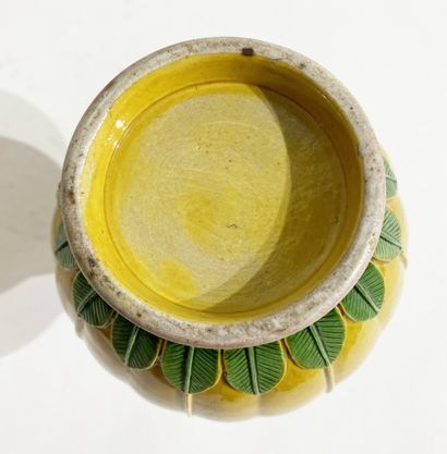 null Chine. Vase en porcelaine à fond jaune. 

XIXe siècle. 

H_23 cm