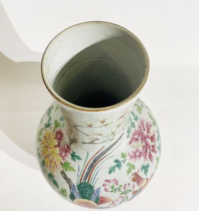 null Chine. Vase monté en lampe au décor floral et de volatiles. 

XIXe siècle. 

H_43...